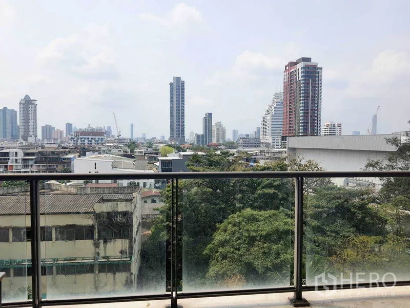 公寓 出租在Yan Nawa, Bangkok - 阳台远眺绿树与曼谷天际线景观。