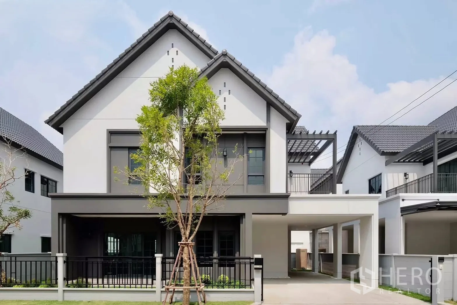 Detached House for rent in Bang Phli, Samut Prakan - Modern two-storey detached house exterior with gated front yard and covered carport.