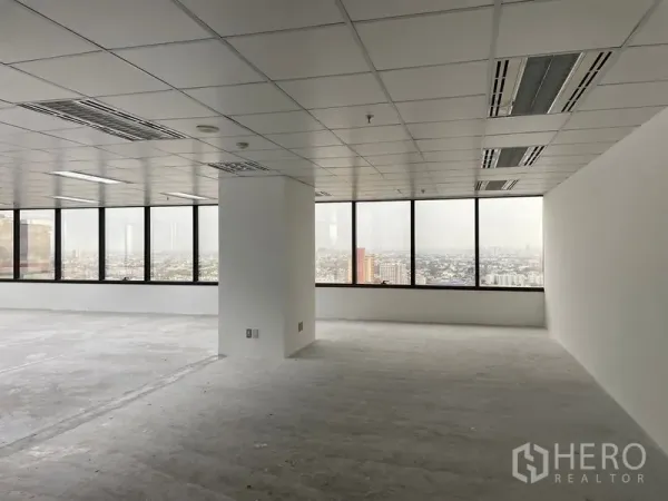 Office Space for rent in Din Daeng, Bangkok - Bright office area with a long window wall and skyline views across Din Daeng.