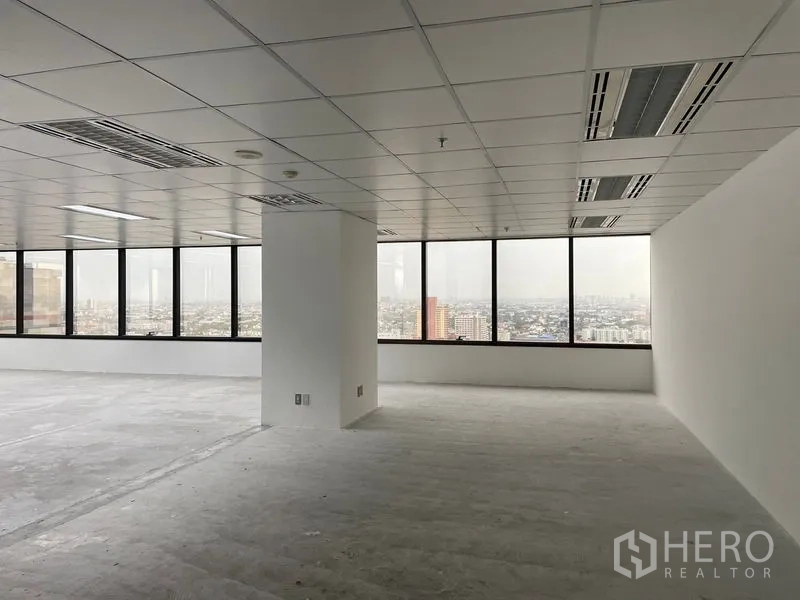 Office Space for rent in Din Daeng, Bangkok - Bright office area with a long window wall and skyline views across Din Daeng.
