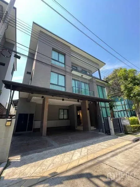 独立式住宅 出租在Bang Sue, Bangkok - 三层独栋外立面，带有顶棚车位