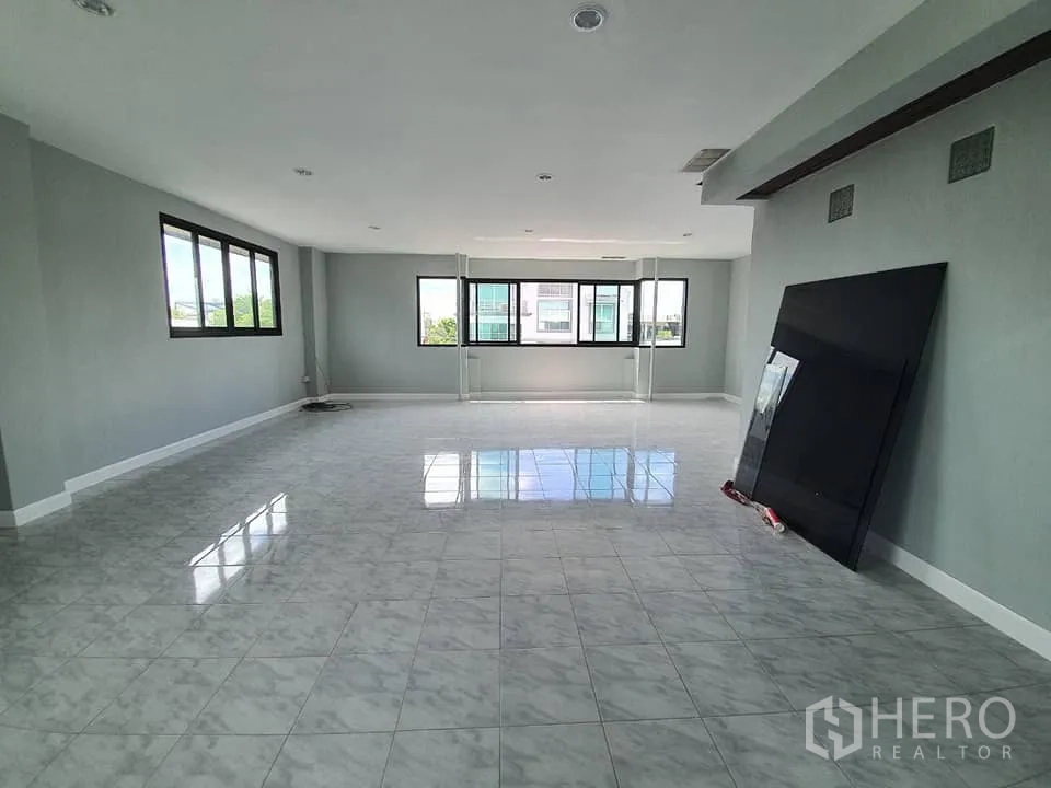 家庭办公室 for rent in Wang Thonglang, Bangkok - 顶层开放空间，亮面瓷砖，多扇窗户，自然光充足。