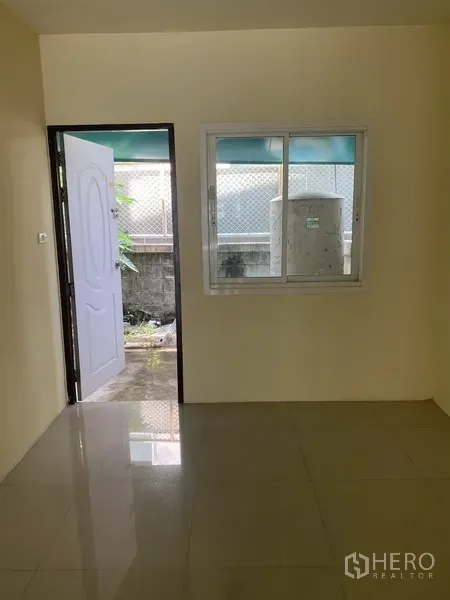 带办公室的家 出租在Yan Nawa, Bangkok - 底层房间带窗户，门通向后方小型服务庭院。