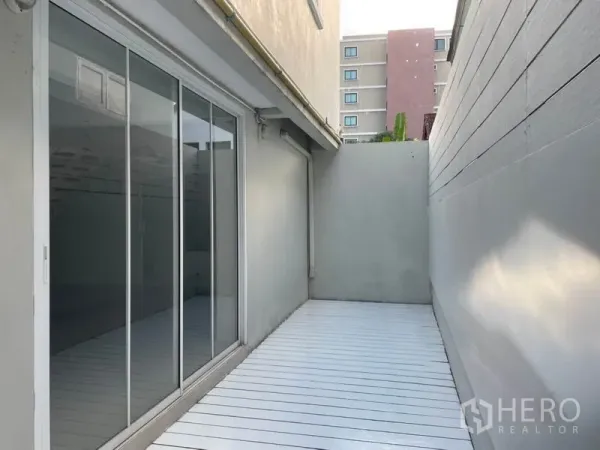 บ้าน ให้เช่าในHuai Khwang, Bangkok - เฉลียงข้างบ้านส่วนตัว ผนังสูงและประตูกระจกเต็มบาน