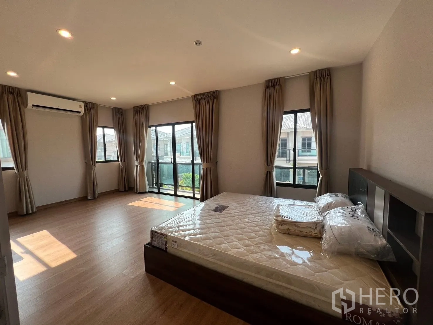 บ้าน ให้เช่าในBang Phli, Samut Prakan - ห้องนอนใหญ่มาพร้อมระเบียง หน้าต่างรอบด้าน และเครื่องปรับอากาศ