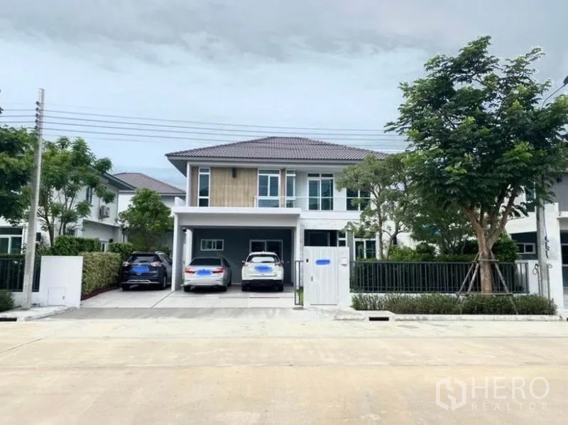 独立式住宅 出租在Prawet, Bangkok - 曼谷Prawet区两层独栋别墅正立面，带大门和遮雨车棚。