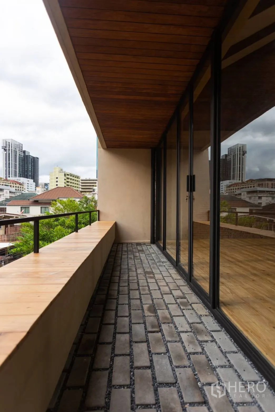 带办公室的家 出租在Watthana, Bangkok - 带顶阳台，铺砖地面，城市景观，旁为落地推拉门。