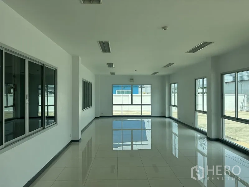 โรงงาน ให้เช่าในBang Sao Thong, Samut Prakan - พื้นที่ออฟฟิศสว่าง กระจกโดยรอบ พื้นกระเบื้องเงา มองเห็นลานด้านนอก.