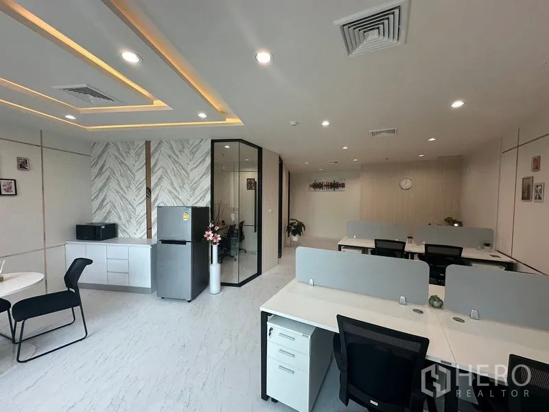 สำนักงาน ให้เช่า - เลย์เอาต์สำนักงานสมัยใหม่ โต๊ะทำงาน ฝ้าดีไซน์ และห้องกระจก