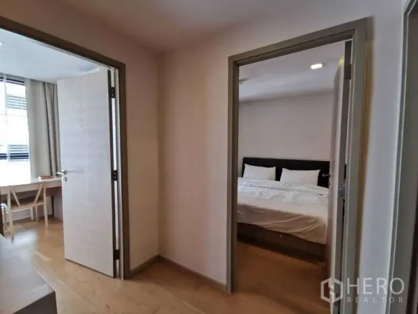 公寓 出租或出售在Watthana, Bangkok - 木地板走廊，通向两间卧室，自然采光充足