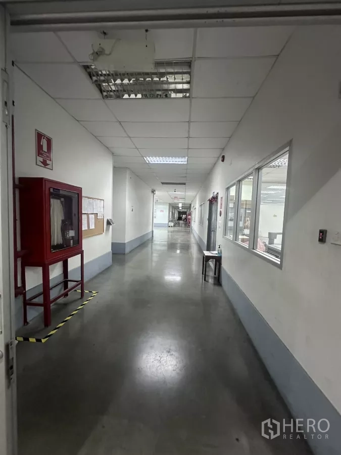 工厂 出售在Lat Krabang, Bangkok - 服务走廊，配消防设备与窗户。