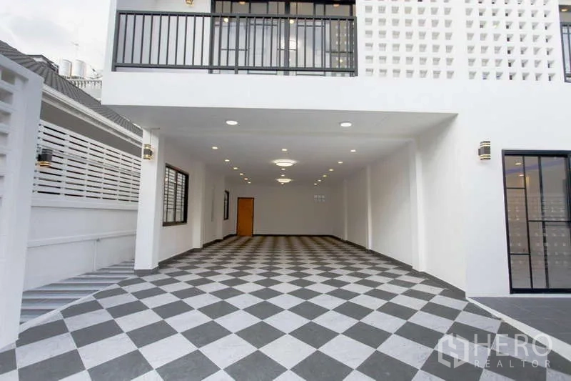 带办公室的家 出售在Huai Khwang, Bangkok - 有顶车库，黑白棋盘格地砖与嵌灯，可停多辆车。