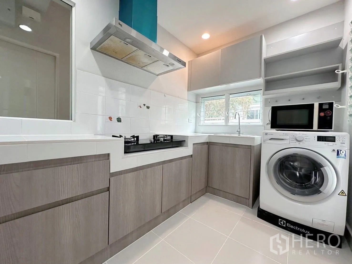 บ้าน ให้เช่าหรือขายในBang Phli, Samut Prakan - ห้องครัวสมัยใหม่ เตาแก๊ส เครื่องดูดควัน อ่างล้างจาน หน้าต่าง เครื่องซักผ้าและไมโครเวฟ