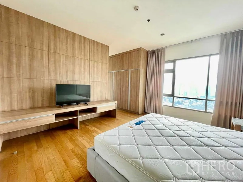 公寓 出租在Watthana, Bangkok - 卧室带木质墙面、电视柜与大窗。