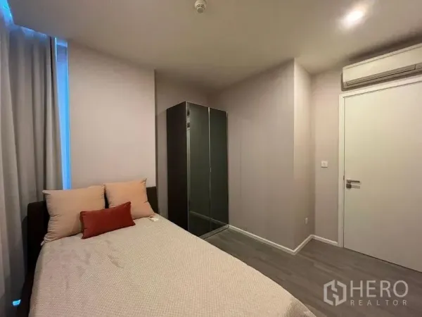 公寓 出租在Watthana, Bangkok - 次卧配单人床、衣柜与空调。