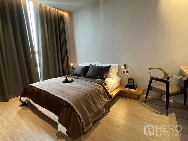 带办公室的家 出售在Prawet, Bangkok - 温馨卧室，平台床、书桌与暖色灯光。