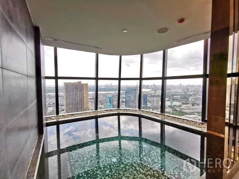 公寓 出租在Khlong Toei, Bangkok - 室内空中温泉/泡池，环绕落地窗观景。