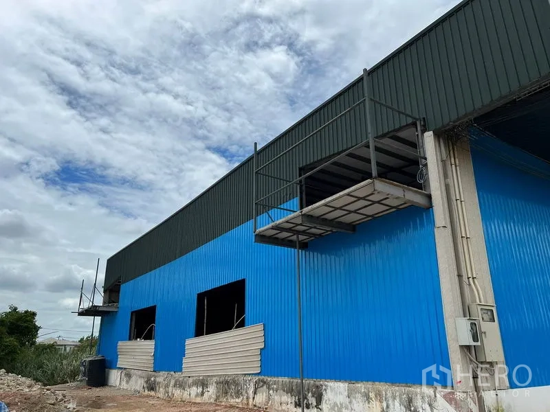货栈 出租在Lat Krabang, Bangkok - 蓝色仓库侧立面，带高位装卸平台与部分外墙板。