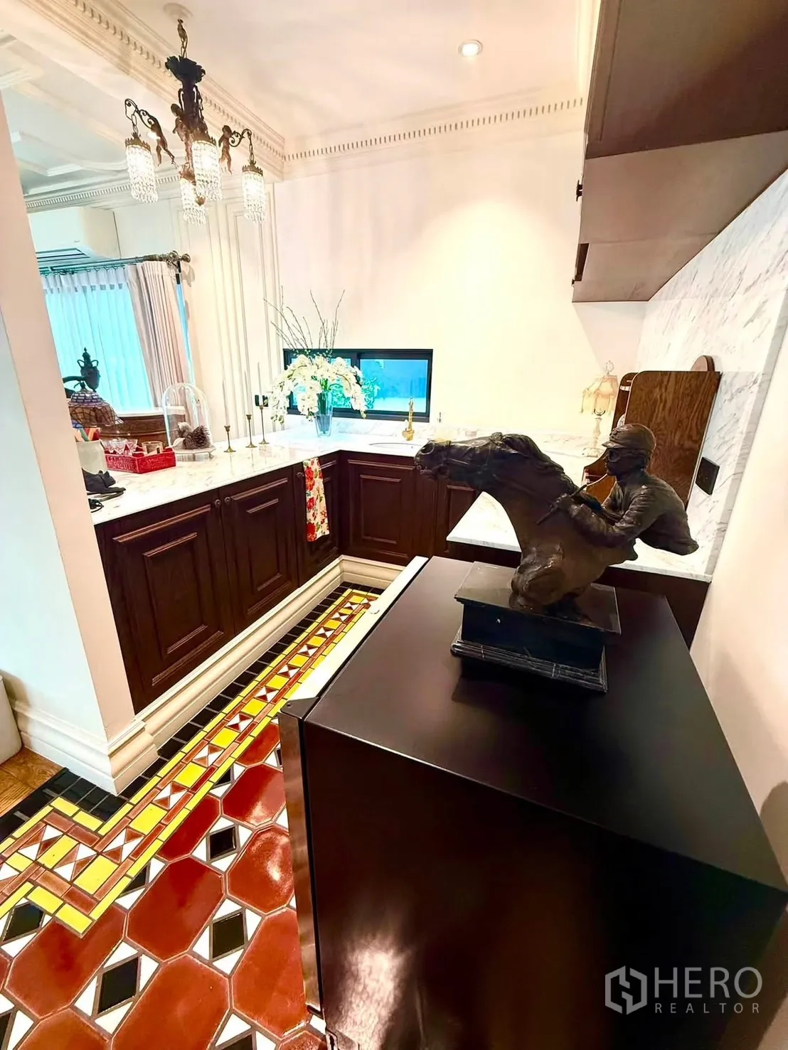 Detached House for rent in Bang Kapi, Bangkok - Pantry or bar area with dark wood cabinets and marble countertop.