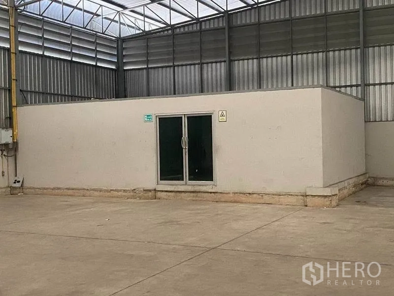 货栈 出租在Lat Krabang, Bangkok - 仓库内部带玻璃门的独立办公室，屋面采光与通风百叶