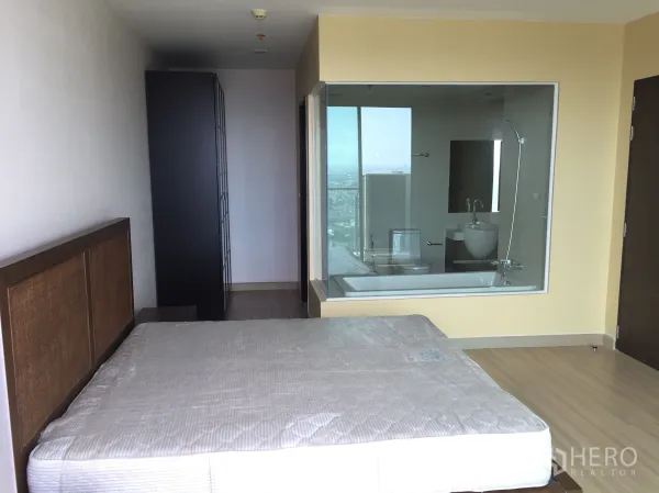 คอนโด ขายในWatthana, Bangkok - ห้องนอนพร้อมตู้เสื้อผ้าและห้องน้ำบานกระจกขนาดใหญ่มีอ่างอาบน้ำ