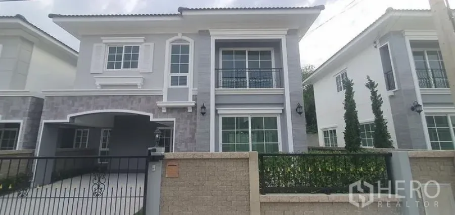 Detached House for rent in Nonthaburi - Gated modern two-storey house with balcony and driveway in a Pak Kret, Nonthaburi community.