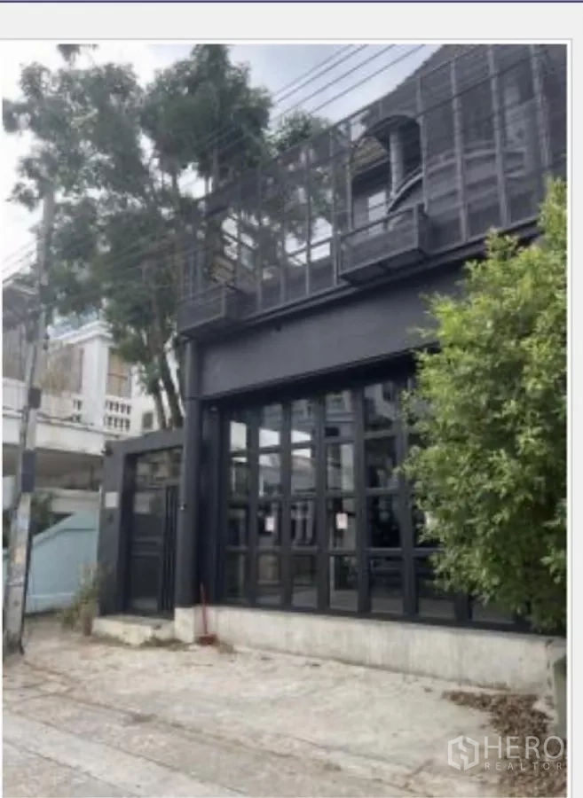 带办公室的家 出租在Wang Thonglang, Bangkok - 建筑正立面，展示高格栅窗与临街入口。