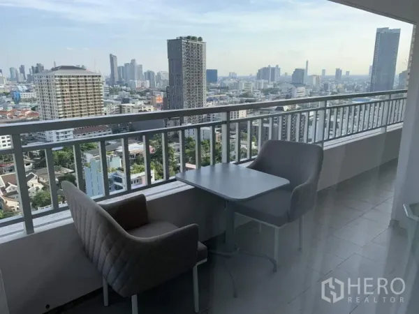 คอนโด ให้เช่าในSathon, Bangkok - ระเบียงชั้นสูงพร้อมชุดโต๊ะเก้าอี้ มองเห็นวิวสกายไลน์กรุงเทพฯ แบบพาโนรามา