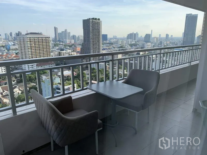 คอนโด ให้เช่าในSathon, Bangkok - ระเบียงชั้นสูงพร้อมชุดโต๊ะเก้าอี้ มองเห็นวิวสกายไลน์กรุงเทพฯ แบบพาโนรามา