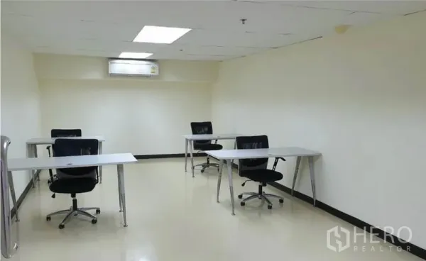สำนักงาน ให้เช่าในWatthana, Bangkok - ห้องประชุมขนาดเล็ก มีโต๊ะทำงานสี่ชุด เก้าอี้ล้อเลื่อน และไฟฝ้า พร้อมแอร์ผนัง