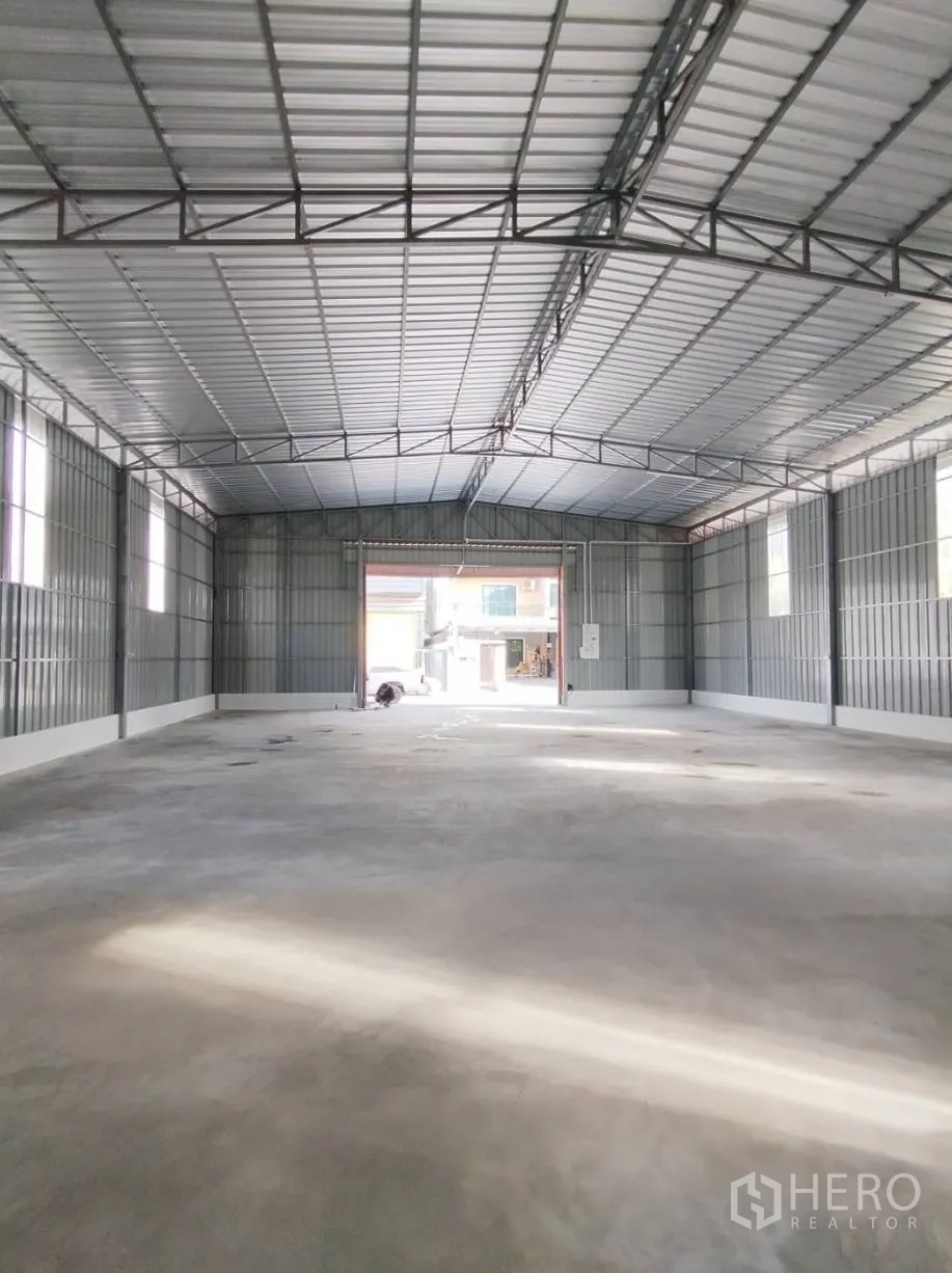 โกดัง for rent in Bang Khen, Bangkok - ภายในโกดังโล่งกว้าง หลังคาโครงเหล็กสูง พื้นคอนกรีต พร้อมช่องเปิดขนถ่ายสินค้า