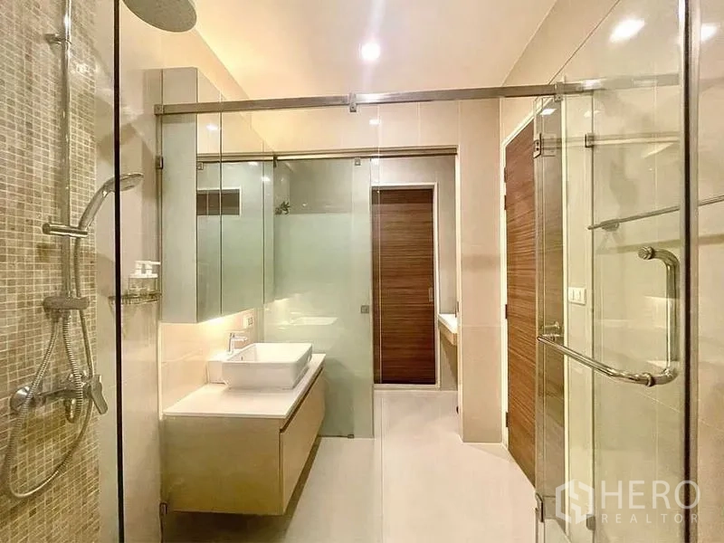 คอนโด ให้เช่าในRatchathewi, Bangkok - ห้องน้ำสไตล์สปาพร้อมเรนชาวเวอร์ ผนังกระจก และเคาน์เตอร์ลอย