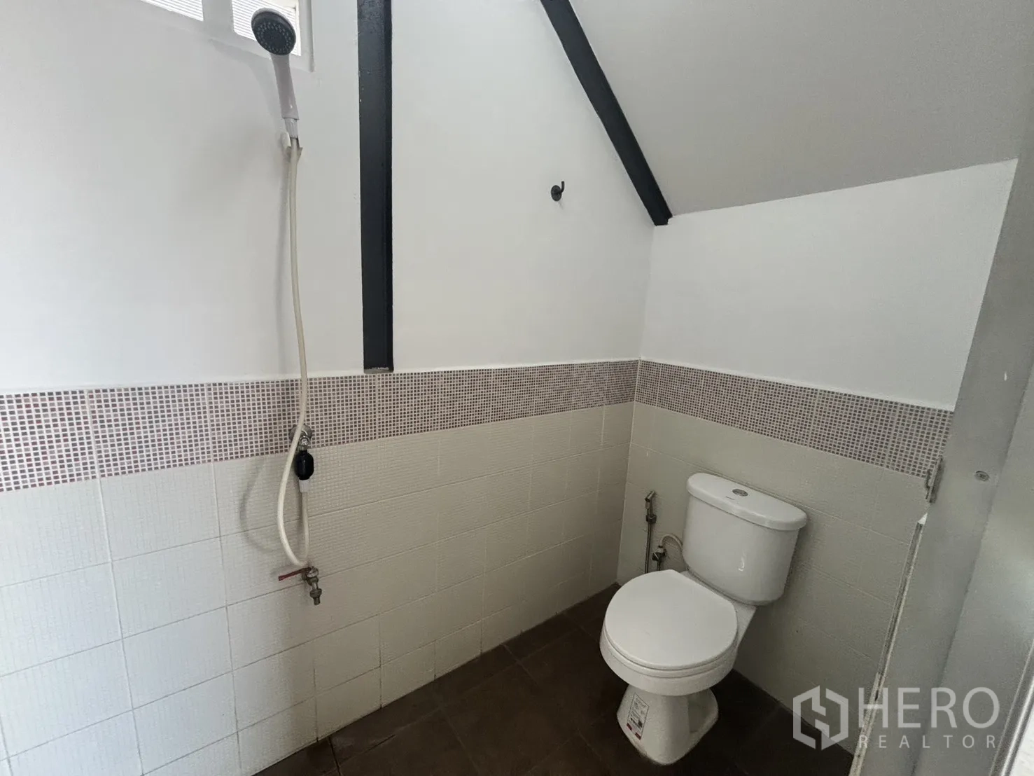 货栈 出租在Lat Krabang, Bangkok - 卫生间内坐便器与手持花洒