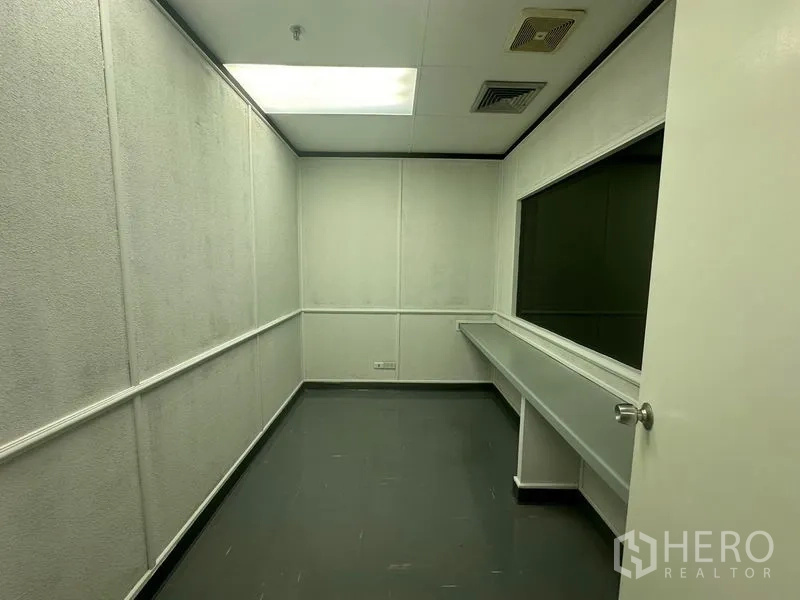办公空间 出租在Yan Nawa, Bangkok - 紧凑型内部办公室，带长条内置操作台、传递窗口与荧光顶灯。