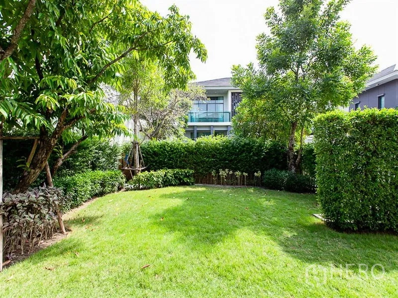 บ้าน ให้เช่าหรือขายในPrawet, Bangkok - สนามหญ้าส่วนตัว จัดแต่งด้วยต้นไม้ใหญ่และแนวพุ่มไม้