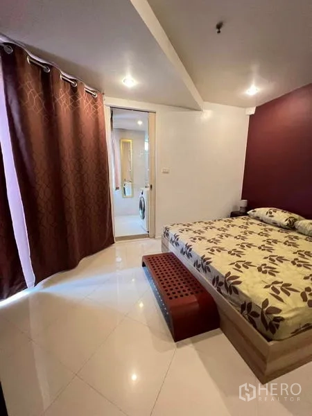 公寓 出租在Ratchathewi, Bangkok - 温馨卧室，遮光窗帘与可通往浴室的门。