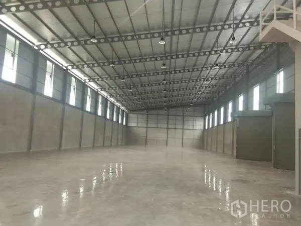 货栈 出租在Bang Phli, Samut Prakan - 室内另一视角，抛光混凝土地面与高架照明，净高充足