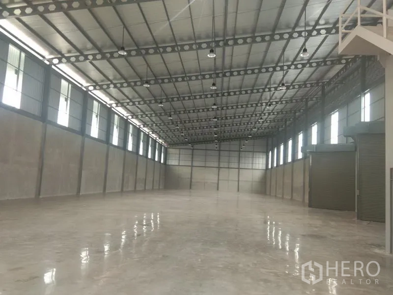 货栈 出租在Bang Phli, Samut Prakan - 室内另一视角，抛光混凝土地面与高架照明，净高充足