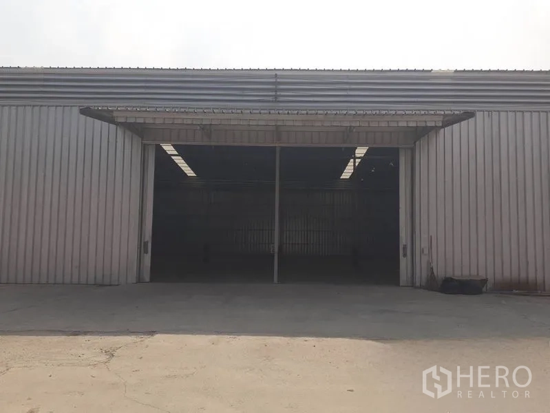 货栈 出租在Nong Chok, Bangkok - 仓库正立面，超宽滑动大门与装卸区