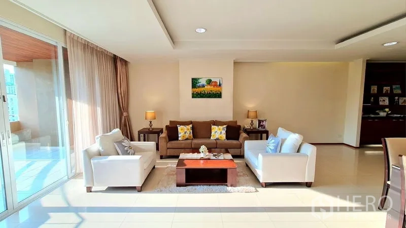 คอนโด ให้เช่าในWatthana, Bangkok - ห้องนั่งเล่นพร้อมชุดโซฟาและประตูกระจกบานใหญ่รับแสงธรรมชาติ