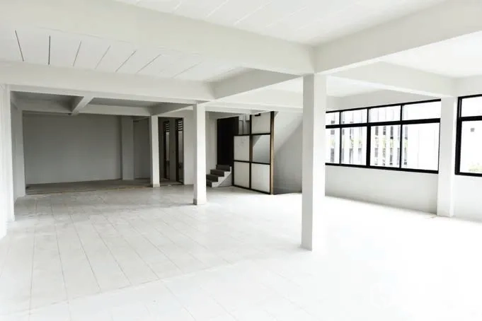 店屋 出租在Watthana, Bangkok - 阳光充足的转角楼层，网格窗与开放格局。