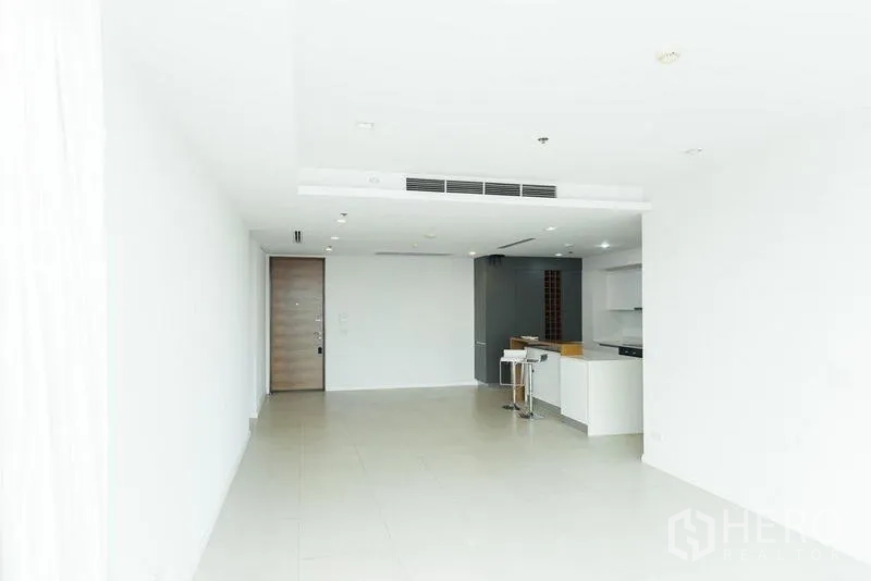 公寓 出售在Khlong San, Bangkok - 起居区望向入口与开放厨房，室内通透明亮。