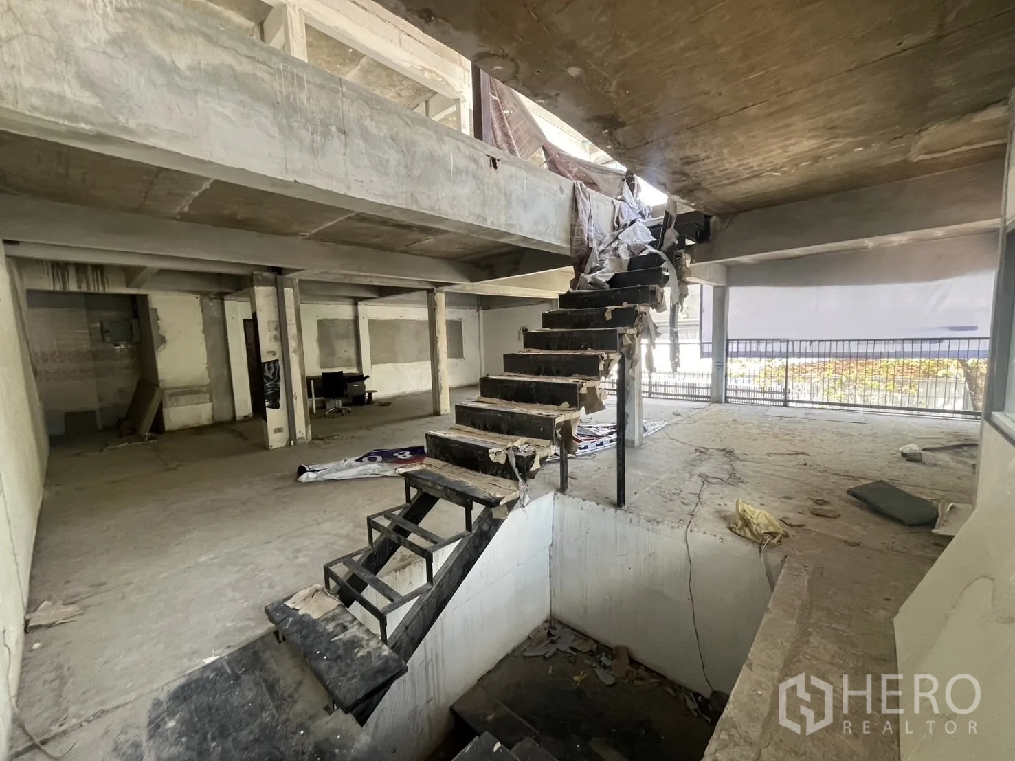 Retail Space for rent in Watthana, Bangkok - Expansive open-plan level with concrete columns and stair access, suited to retail buildout.