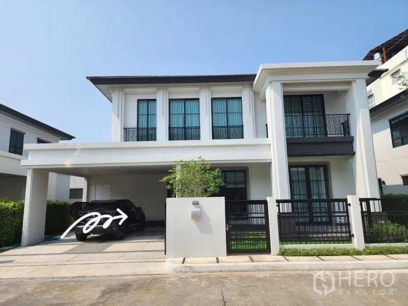 独栋房屋 for rent or sale in Bang Phli, Samut Prakan - 现代两层独栋外立面，带阳台与入户庭院门