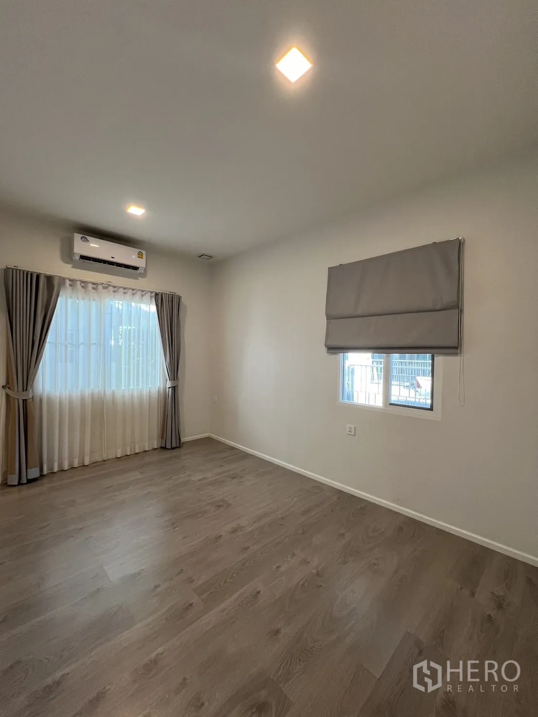 独立式住宅 出租在Prawet, Bangkok - 一层卧室，木地板与空调。