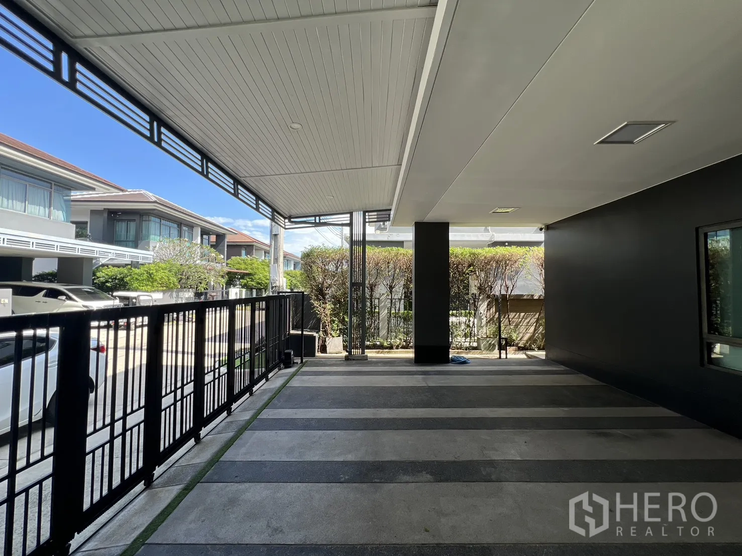 Detached House for sale in Bang Kapi, Bangkok - Carport looking toward a quiet residential street and neighboring homes.