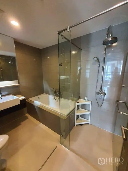 คอนโด ให้เช่าในWatthana, Bangkok - ห้องน้ำสไตล์โมเดิร์น มีฝักบัวกระจก อ่างอาบน้ำ และอ่างล้างหน้าโทนสีเรียบ