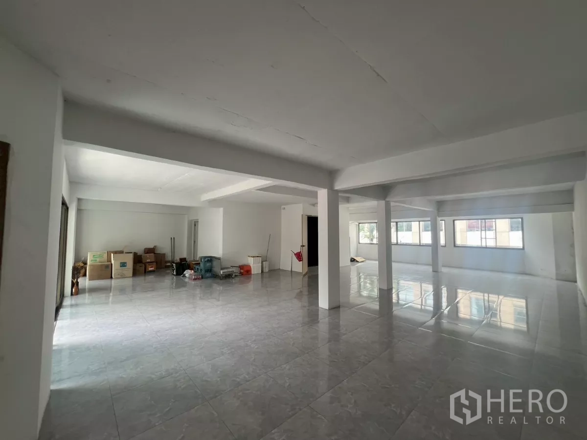 Retail Space for rent in Pathum Wan, Bangkok - Bright retail floor with wide windows and stacked boxes along the wall.
