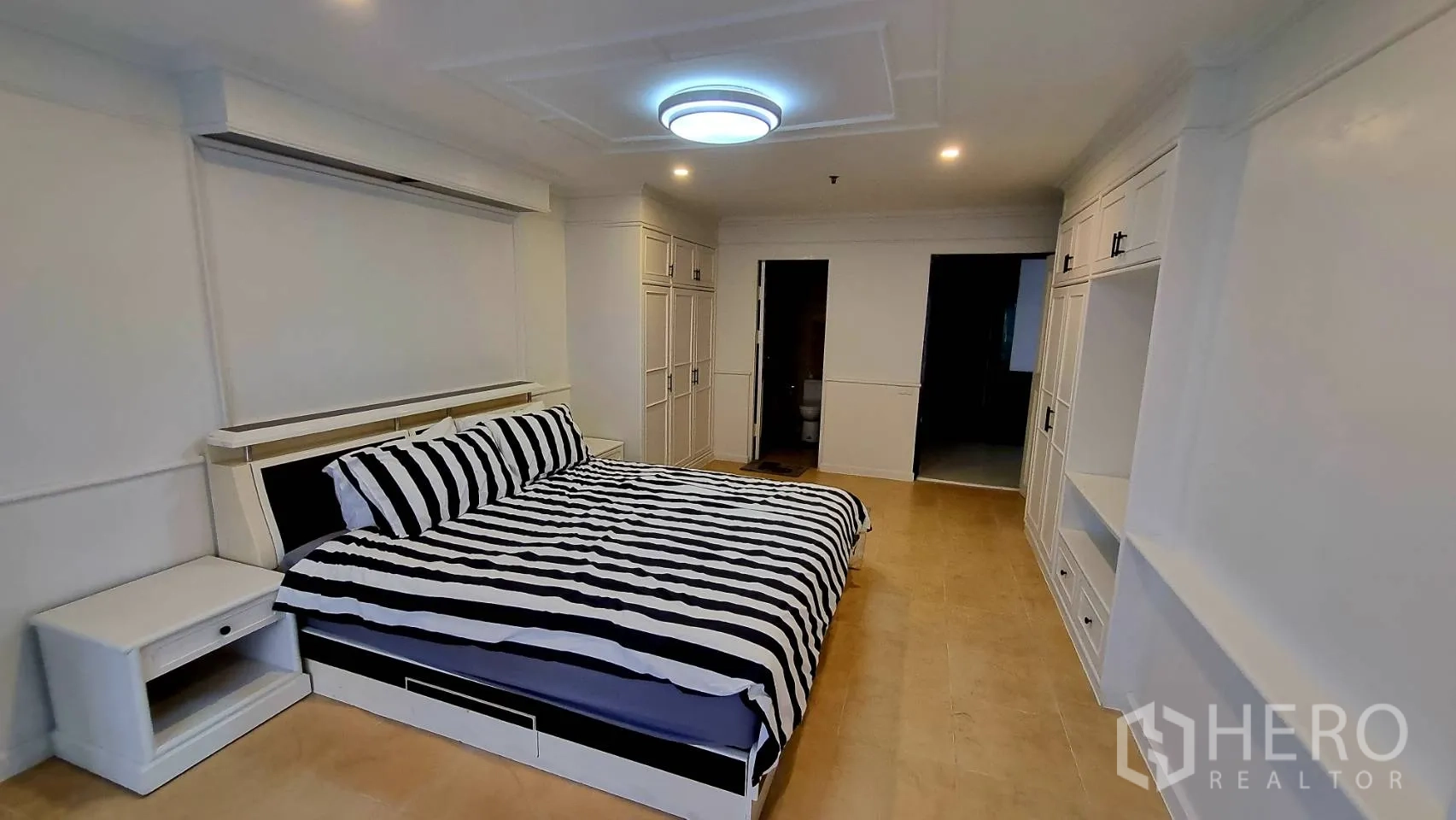 Condominium for rent in Watthana, Bangkok - Bathroom with bathtub and marble-style wall tiles.