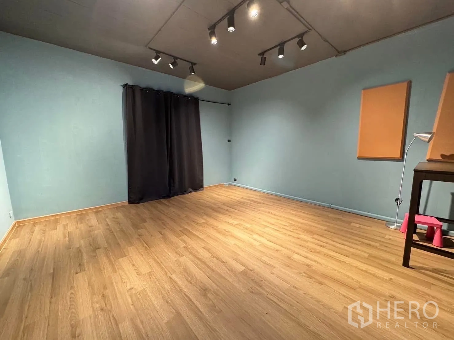 โฮมออฟฟิศ for rent in Watthana, Bangkok - ห้องสตูดิโอโล่ง พื้นไม้ ผนังสีฟ้า พร้อมไฟราง
